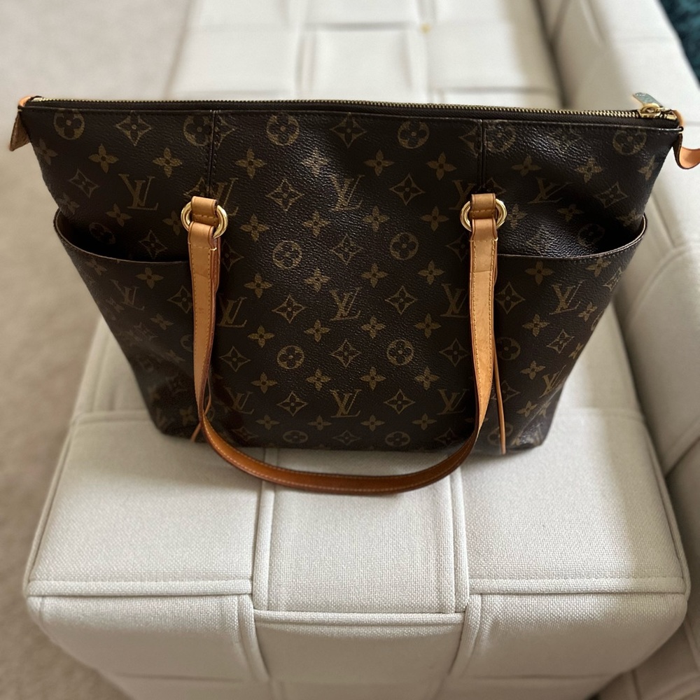Louis Vuitton Totally MM Monogram Tote - Picture 2 of 16